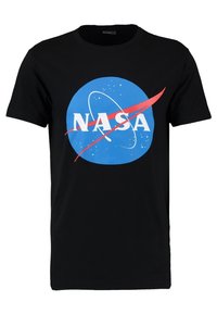 Svart bomull t-shirt med en blå cirkel med vit "NASA" text, röd accent sving, och design med vita stjärnor. Korta ärmar, rundad hals.