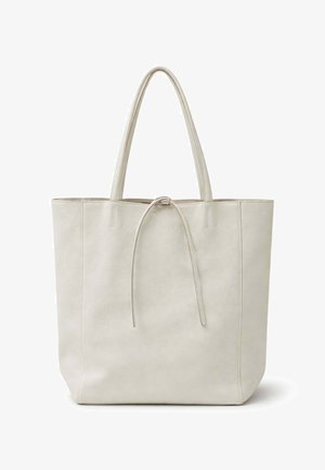 Grande borsa tote in pelle color avorio con due manici lunghi e un sottile dettaglio a fiocco al centro superiore.