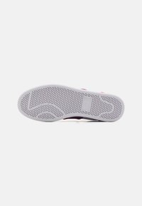 EA7 Emporio Armani CLASSIC UNISEX - Tenisice - white/hollyhoc/fieryco