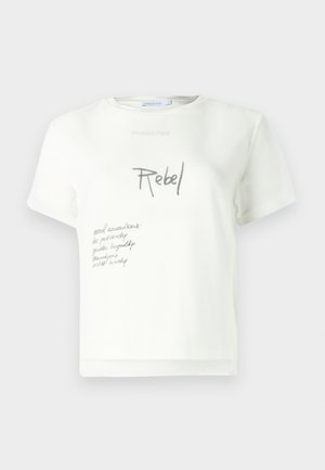 T-shirt bianca in cotone con collo tondo, caratterizzata da testo stampato grigio "Rebel" e scritte aggiuntive sul davanti, maniche corte e vestibilità comoda.
