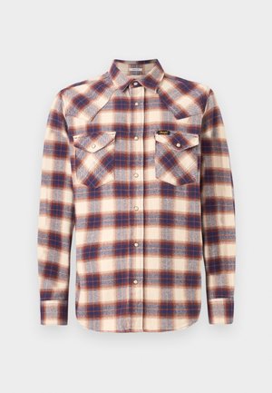 Camisa de flanela em padrão quadriculado creme, azul e vermelho. Apresenta colarinho pontudo, dois bolsos no peito e fechos de botão de pressão. Textura suave.