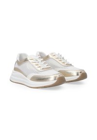 Weiß-goldene Sportschuhe mit einem strukturierten Netz-Obermaterial, metallischen Akzenten und einer gepolsterten Sohle. Die Schnürsenkel haben ein klassisches Schlaufen-Design.