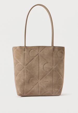 Zöldes taupe színű velúr tote táska, geometrikus dombornyomott mintával, két hosszú füllel és sima felülettel.