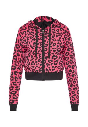 Lyhyt huppari kirkkaan vaaleanpunaisena, mustalla leopardi-kuviolla. Varustettu edessä olevalla vetoketjulla, narukansilla ja mustilla ribbikangasteksteillä helmassa ja hihoissa.