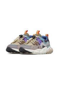 Sneaker multicolori con una tomaia testurizzata, caratterizzate da accenti grigi, verdi, blu e viola, e una suola grossa bianca e nera.