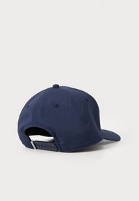 Casquette de baseball bleue marine avec une visière courbée, tissu texturé, œillets de ventilation et une fermeture snapback réglable à l'arrière.