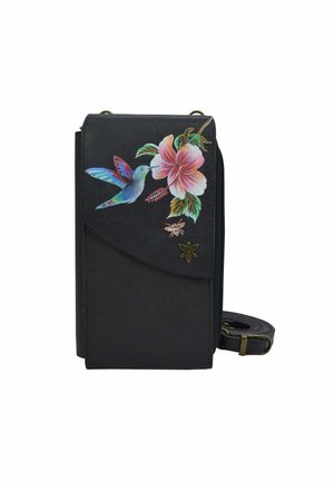 Schwarze Leder-Crossbody-Tasche mit einem Design von Kolibris und Hibiskusblüten, goldenen Hardware-Akzenten und einem verstellbaren Schulterriemen.