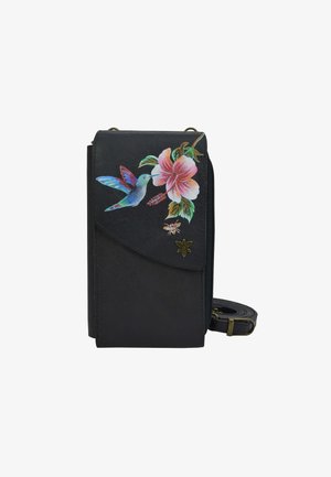 Zwarte lederen schoudertas met een ontwerp van kolibrie en hibiscus bloemen, gouden hardware-accenten en een verstelbare strap.