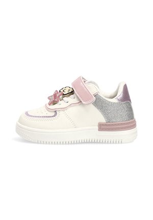Zapatilla infantil blanca y rosa con talón con brillo plateado, correa rosa y formas decorativas de estrella y flor en los cordones.