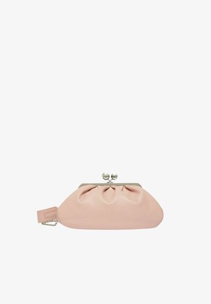 Clutch in pelle rosa con texture arricciata, chiusura in metallo color argento e tracolla a catena. Superficie liscia con forma arrotondata e pieghe pronunciate.