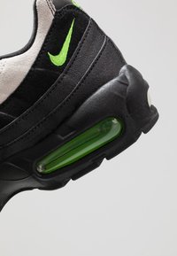 Nike Sportswear Air Max 95 Essential Sneakers Black Electric Green Platinum Tint Crimson Svart Zalando Se