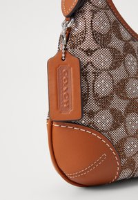 COACH ORIGINALS SIGNATURE HAMPTONS  - Borsa a mano - burnished amber