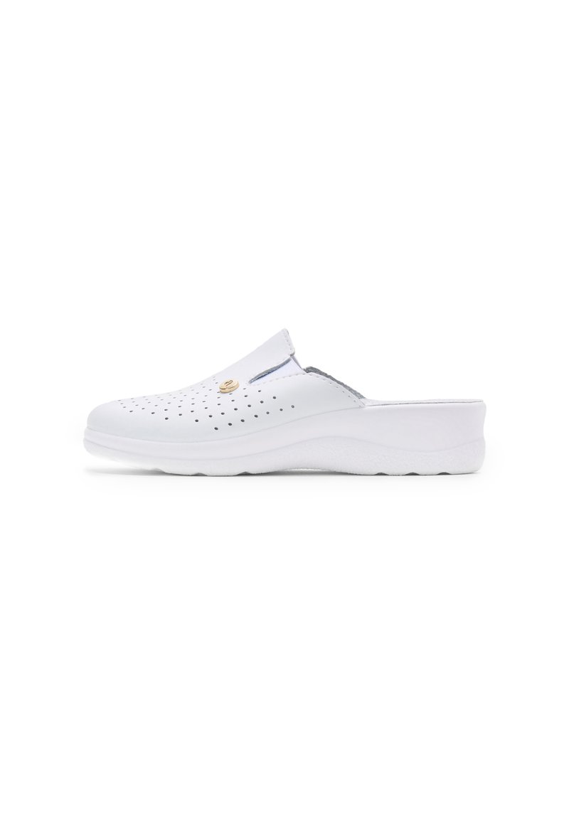 Vit slip-on träskor med perforerat ovandel för ventilation, krökt sula och subtil gyllene accent på sidan. Mjuk textur och ergonomisk design.
