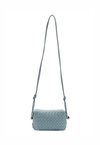 Malá tkaná kožená crossbody taška ve světle modré barvě s elegantním obdélníkovým tvarem a nastavitelným ramenním popruhem. Zipové uzavírání nahoře.