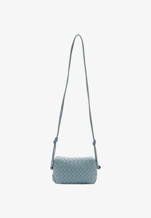Kleine gewebte Leder-Crossbody-Tasche in Hellblau mit einer eleganten rechteckigen Form und verstellbarem Schultergurt. Reißverschluss auf der Oberseite.