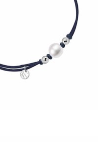 Granatowy naszyjnik z kordu z dużą białą perłą i srebrnymi koralikami, z dołączoną małą srebrną zawieszką dodającą szczegółu.
