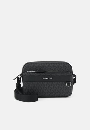 Sort Michael Kors crossbody taske med gentagende MK logo mønster, front lynlåslomme, justerbar skulderrem og sølv hardware ring.