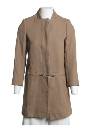Manteau marron pour femme à manches longues, fermeture frontale cachée, col montant et coupe droite, présenté sur un buste de mannequin blanc.