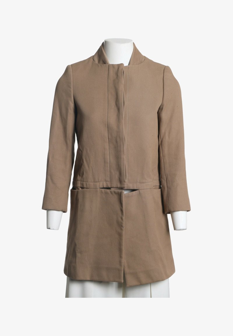 Manteau marron pour femme à manches longues, fermeture frontale cachée, col montant et coupe droite, présenté sur un buste de mannequin blanc.