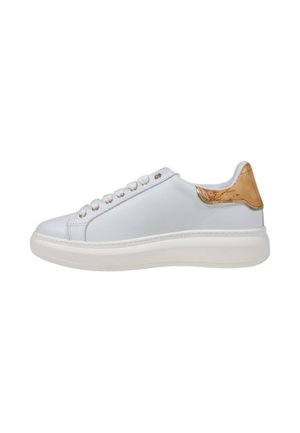 Sneaker in pelle bianca con texture liscia, punta rotonda, dettagli in oro e tacco accentato in marrone. Presenta una suola bianca spessa.