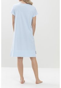 Nuit de couleur bleu clair et blanche à rayures, à manches courtes, longueur genou, en tissu doux, col rond simple, avec une petite étiquette d'accent à l'ourlet.