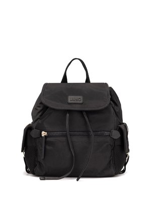 Zaino nero in nylon con tasca frontale con cerniera, chiusura a patta con cordoncini, tasche laterali in rete e manico superiore per il trasporto.