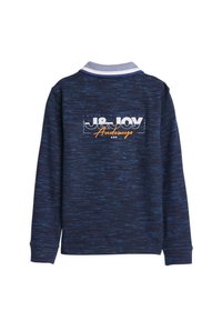 Pull-over à manches longues bleu marine avec une finition texturée. Présente un col rayé blanc et bleu et un logo en blanc et orange.