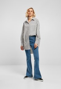 Urban Classics Blusa - white darkshadow