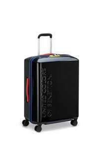 Valigia rigida nera con logo in rilievo, manico laterale rosso, manico telescopico argentato e dettagli in cerniera blu. Quattro ruote nere per la mobilità.