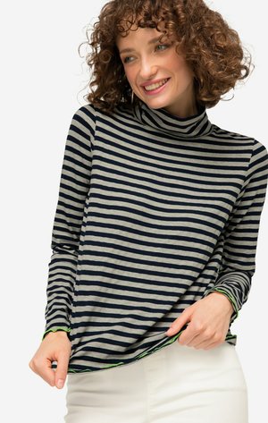 Haut à manches longues rayé en marine et gris, avec un col haut et des accents en vert festonné sur les poignets et l'ourlet. Texture de tissu douce.
