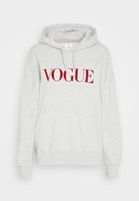 Felpa grigia con tasca a marsupio, con la scritta rossa "VOGUE". Tessuto morbido, cappuccio con cordino regolabile e polsini a costine.