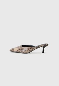 Chaussure de style mules en imprimé serpent, avec un bout pointu, un petit talon noir et un dos ouvert. Conçue en matériau synthétique.