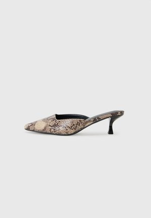 Chaussure de style mules en imprimé serpent, avec un bout pointu, un petit talon noir et un dos ouvert. Conçue en matériau synthétique.