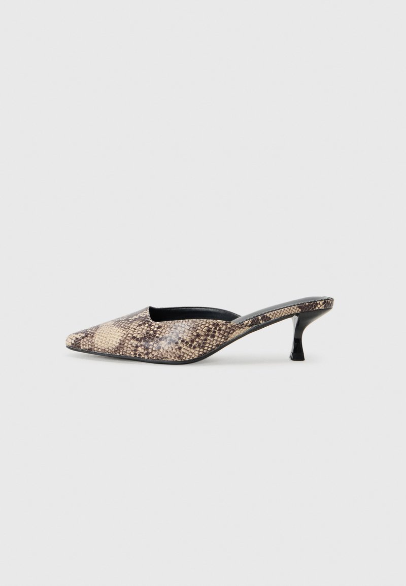 Chaussure de style mules en imprimé serpent, avec un bout pointu, un petit talon noir et un dos ouvert. Conçue en matériau synthétique.