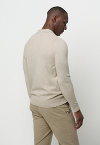 PROFUOMO Stickad tröja - light sand