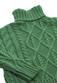 Maglione lavorato a maglia verde con colletto alto, design a trecce, motivo testurizzato e polsini a coste, che evidenzia un aspetto accogliente.