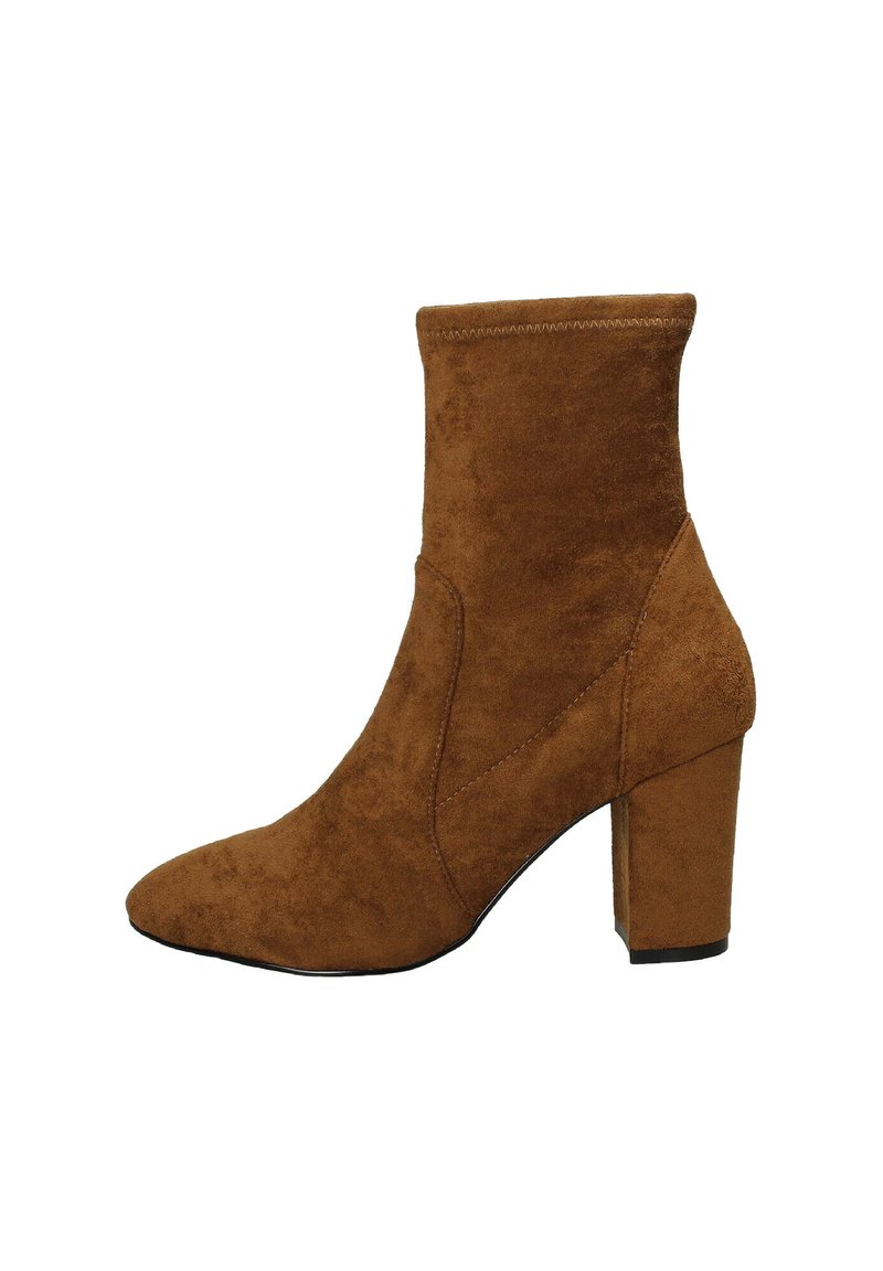 Stivale alla caviglia in suede marrone con punta affusolata e tacco grosso. Presenta un albero aderente e un design senza cuciture con dettagli di cucitura visibili.