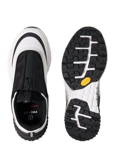 Basket blanche et noire à enfiler avec semelle texturée et protection noire de fermeture éclair, vue de dessus et semelle avec logo Vibram.