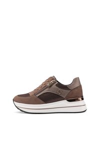 Sneaker in suede marrone e tessuto con accenti scuri, dotato di zip laterale, punta arrotondata e una suola intermedia bianca con dettagli metallici.
