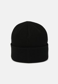 Gorro de punto negro con doblez. Está hecho de un material suave y texturizado, con un acabado liso y un patrón de canalé vertical.