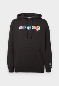 Μαύρο φούτερ με κουκούλα, μπροστινή τσέπη και κορδόνια, με πολύχρωμο κείμενο "motorsport" στο στήθος και λογότυπα BMW και Puma στα μανίκια.