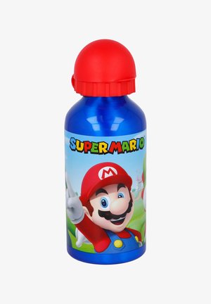 Blaue Aluminium-Wasserflasche mit einem roten Schraubdeckel, auf der Vorderseite mit einem Super Mario-Graphic vor einem grünen Landschaftshintergrund.