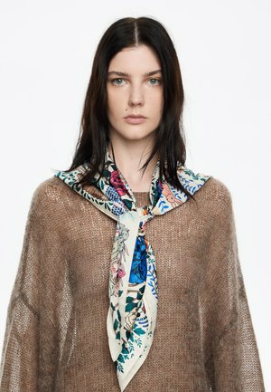 Zijde sjaal met een bloemenpatroon in pastelkleuren, elegant om de hals geknoopt. Lichtbeige achtergrond met blauwe en roze accenten.