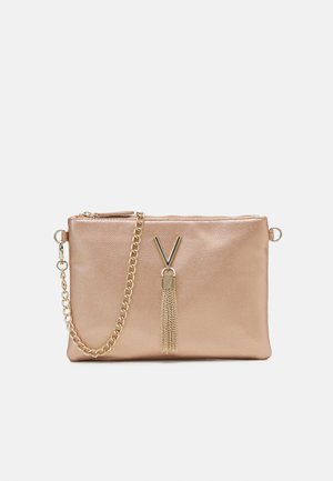 Borsa a busta in oro rosa metallizzato con superficie testurizzata, tracolla in oro e dettaglio a nappina. Presenta una chiusura a zip e accenti decorativi a "V".