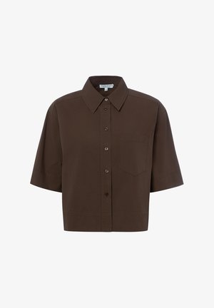 Braunes, kurzärmeliges, bauchfreies Hemd mit Knopfleiste, Kragen und einer einzelnen Brusttasche.