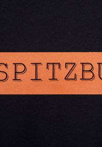 Zwarte stof met een oranje rechthoekige strook waarin de tekst "SPITZBURG" staat gedrukt in een vet, schreeflettertype. De textuur is glad en gelijkmatig.