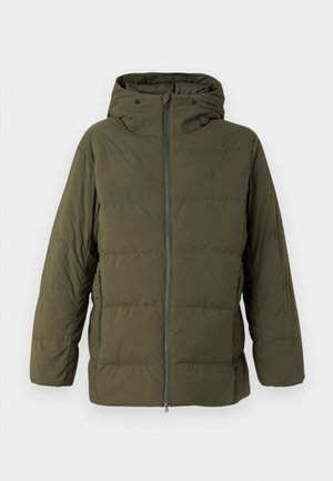 Chaqueta acolchada verde oliva con cremallera frontal, capucha y bolsillos laterales. Presenta un acolchado horizontal y un logo en la parte superior izquierda.