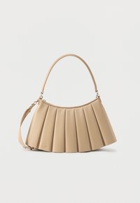 Μπεζ τσάντα ώμου με πιέτες, στρογγυλεμένη πάνω λαβή και αφαιρούμενο λουράκι, κατασκευασμένη από λείο δέρμα με διακριτική λεπτομέρεια λογότυπου κοντά στη βάση.