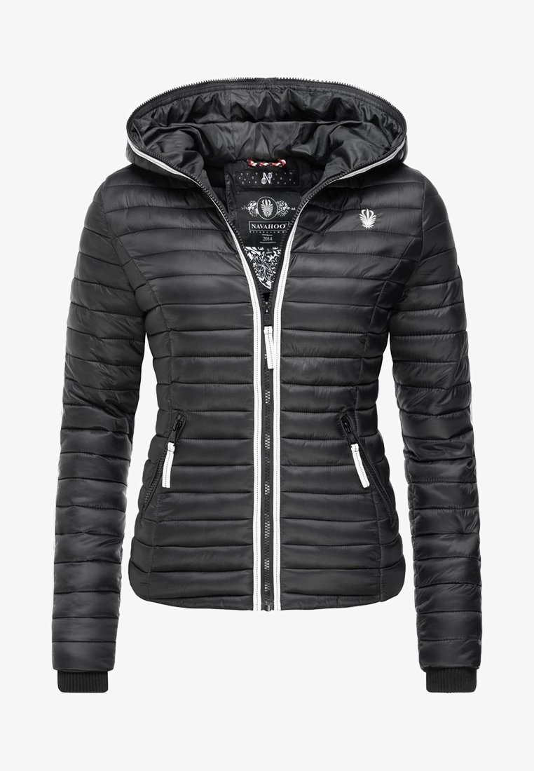 Sort pufferjakke med hætte, der har en quiltet tekstur, hvide lynlåsdetaljer og to lynlåslommer på siden. Foret med et mønstret indre.