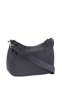 Bolso de tela azul marino para llevar al hombro con forma curva, cierre de cremallera y correa plana tejida. Cuenta con detalles de herrajes en tono plateado.